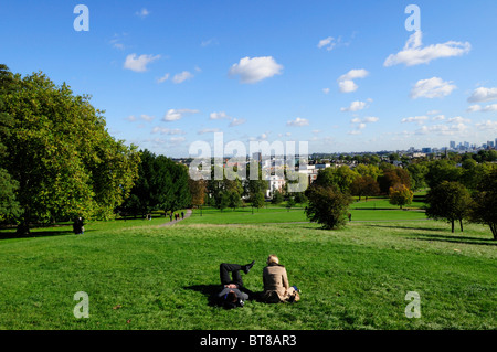 Ein paar entspannende in Primrose Hill, London, England, Uk Stockfoto