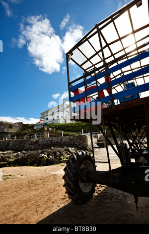 Meer-Traktor für den Transport von Menschen zwischen Burgh Island und Bigbury am Meer, Devon Stockfoto