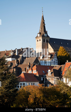 Kirche und Häuser in der alten Stadt von Essen-Kettwig, Nordrhein-Westfalen, Deutschland Stockfoto