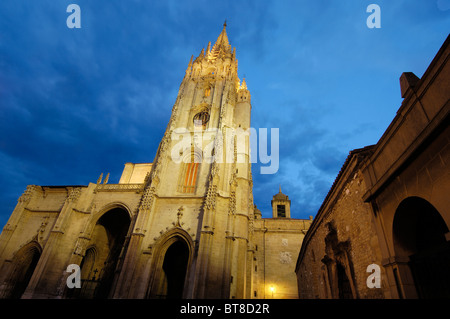 Die Kathedrale in der Abenddämmerung. Plaza de Alfonso II el Casto. Oviedo. Asturien. Spanien Stockfoto