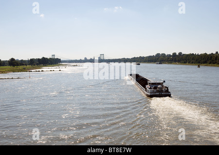 Zerkleinerte Kohle transportiert per Schiff auf dem Fluss Rhein, Deutschland. Stockfoto