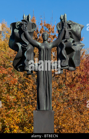 Statue von einem weiblichen Verteidiger des Vaterlandes im Gefallenen Denkmal Park (Muzeon Park der Künste) in Moskau, Russland Stockfoto