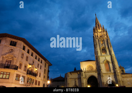 Die Kathedrale in der Abenddämmerung. Plaza de Alfonso II el Casto. Oviedo. Asturien. Spanien Stockfoto