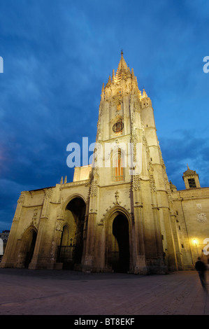 Die Kathedrale in der Abenddämmerung. Plaza de Alfonso II el Casto. Oviedo. Asturien. Spanien Stockfoto