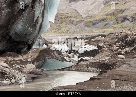 Die Schnauze des Solheimajokull Gletschers auf dem Mýrdalsjökull Eis in Island, in Asche vom Ausbruch des Eyjafjallajökull bedeckt. Stockfoto