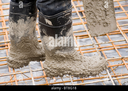 Bau Arbeit Arbeitnehmer konkrete Pore poring Groundworker Fundament verstärkt Besetzung in Situ Stiftung Stiftungen Seite Boot b Stockfoto