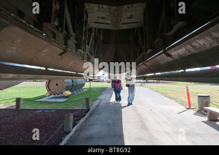 Besucher auf der Castle Air Museum untersuchen den Bombenschacht eine B-36 Stockfoto