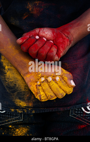 Indischen jungen bunten pulverisierte Hände Stockfoto