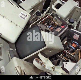 Redundante Computerausstattung auf einer Müllkippe überspringen Stockfoto