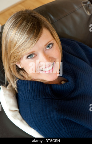 Porträt einer jungen Frau blickte lächelnd und suchen glücklich hautnah. Stockfoto