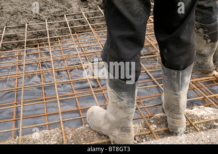 Bau Arbeit Arbeitnehmer konkrete Pore poring Groundworker Fundament verstärkt Besetzung in Situ Stiftung Stiftungen Seite Boot b Stockfoto