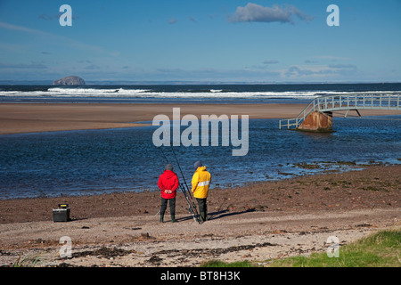 Männer Meer Angeln Belhaven Bay Beach, East Lothian Schottland, UK, Europa Stockfoto