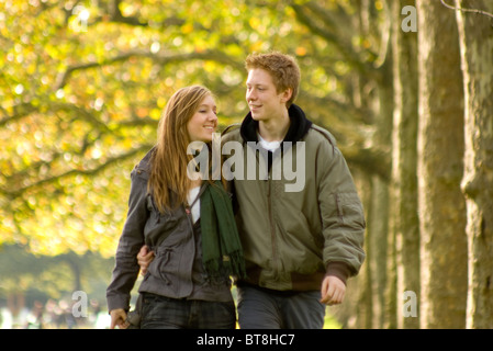 jungen und Mädchen, junge Paare, die im Park im Herbst Stockfoto