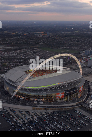 Wembley Fußball Stadion Luftbild bei Abenddämmerung Schuss beim Fußball international mit Bogen beleuchtet Stockfoto