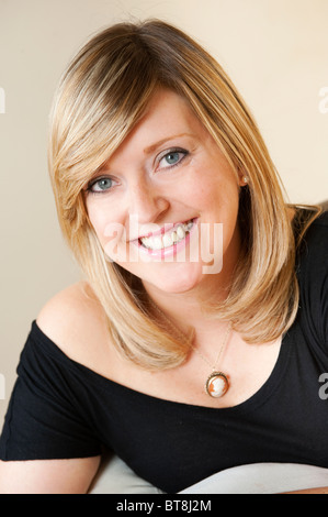 Porträt einer jungen Frau lächelnd und suchen glücklich hautnah. Stockfoto