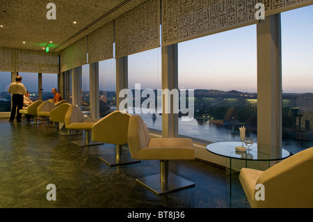 Blick auf den Nil von der oberen Leiste von Mövenpick Resort Assuan Hotel, gelegen auf Elephantine Island in der Nähe von Aswan Ägypten Stockfoto