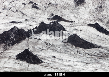 Die Schnauze des Solheimajokull Gletschers auf dem Mýrdalsjökull Eis in Island, in Asche vom Ausbruch des Eyjafjallajökull bedeckt. Stockfoto