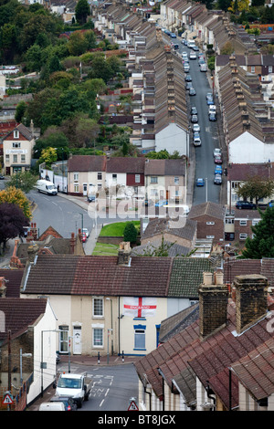 A St George Flagge auf der Seite eines Hauses in Rochester, Kent, UK Stockfoto