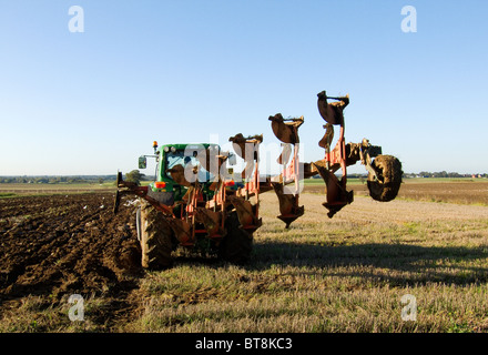 John Deere 6930 Traktor pflügen ein Feld auf einem hellen, sonnigen Oktober Tag drehen und bereit zum nächsten Furchen zu starten Stockfoto