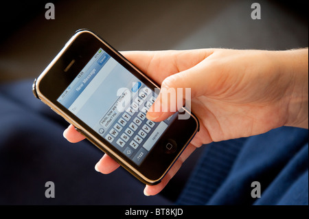Nahaufnahme von einem Handy-Bildschirm zeigt jemand SMS. Stockfoto