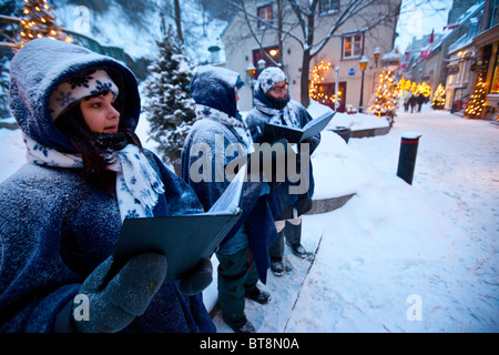 Christmas Carolers auf Rue du Petit Champlain in unteren Old Quebec City, Kanada Stockfoto