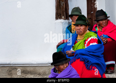 Alte Frauen, tragen bunte Kleidung, sehen Sie sich eine Prozession während der Inti Raymi Festival in der Provinz Pichincha, Ecuador. Stockfoto