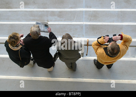 Rennen-Geher bei Lingfield Park Race Course beobachten Sie die Action von der Tribüne.  Bild von James Boardman. Stockfoto