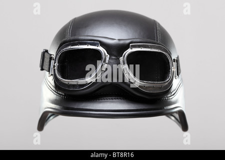 Renaissance-Antiqua uns Armee-Motorrad-Helm mit Brille, auf grauem Hintergrund Stockfoto