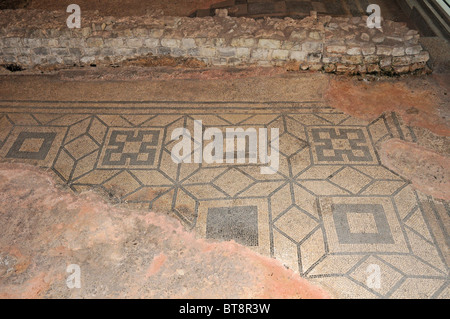 Ersten Jahrhundert schwarz-weiß Mosaikboden, Fishbourne Roman Palace. Getragen Patch neben Tür oben rechts verstopft. Stockfoto