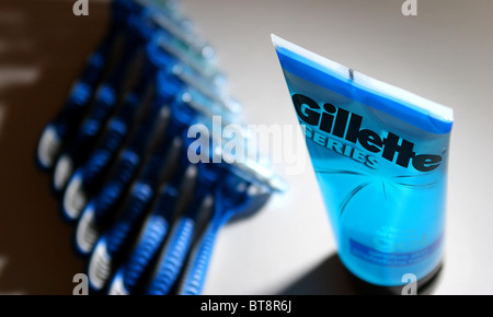 Gillette Rasierer und Rasiergel. Stockfoto