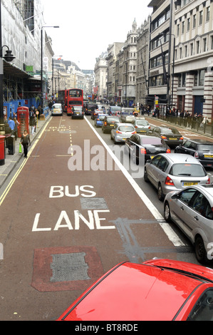 Roten Busspur am Piccadilly, London, UK. Stockfoto