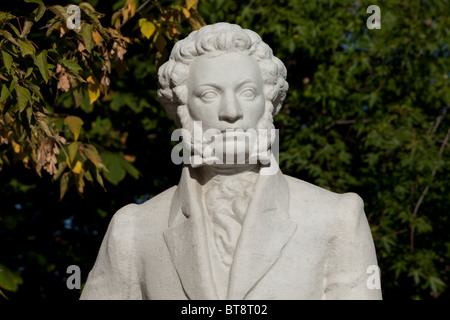 Statue von Russlands berühmtester Dichter Alexander Pushkin (1799-1837) an den Gefallenen Denkmal Park (Muzeon Park der Künste) in Moskau, Russland Stockfoto