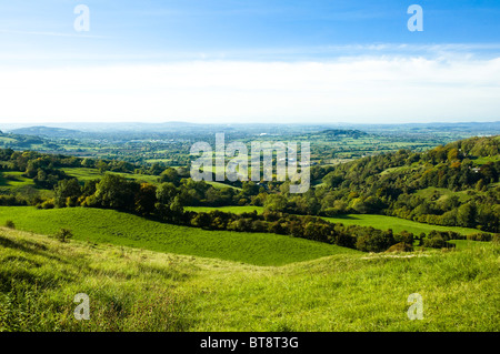 Blick auf die Severn Vale und Churchdown Hügel, von den Cotswold Weg am Barrow Wake, Nr Birdlip, Gloucestershire, Großbritannien. Stockfoto