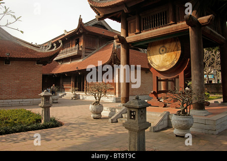 Riesige Trommel in den Tempel der Literatur Van Mieu, Hanoi, Vietnam, Asien Stockfoto