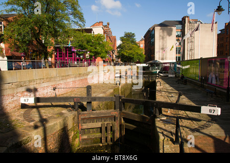 Sperre 87 am Rochdale Kanal in der Canal Street, in der Nähe von Stadtzentrum von Manchester.  Manchester, England, Vereinigtes Königreich. Stockfoto