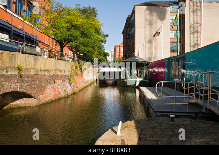 Die Rochdale Kanal in der Canal Street, in der Nähe von Stadtzentrum von Manchester.  Manchester, England, Vereinigtes Königreich. Stockfoto