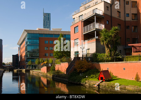 Ein Duck House Bürogebäude und Apartments am Rochdale Canal in der Nähe des Stadtzentrums von Manchester. Manchester, England, Großbritannien Stockfoto