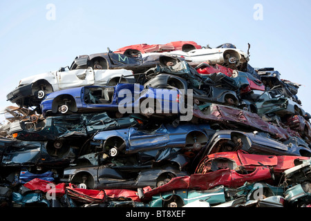 Alte Autos auf einem Schrottplatz Stockfoto