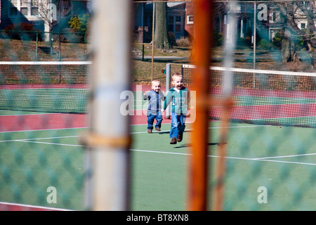 Brüder auf dem Tennisplatz in South Orange, New Jersey Stockfoto