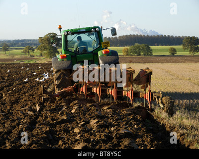 John Deere 6930 Traktor pflügen ein Feld auf einen hellen und sonnigen Oktobertag Stockfoto