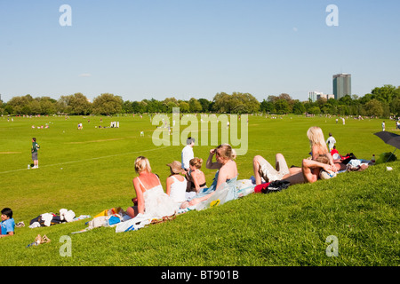 Menschen entspannen beobachten Cricket im Regents Park an einem sonnigen Tag in London im Mai 2010 Stockfoto
