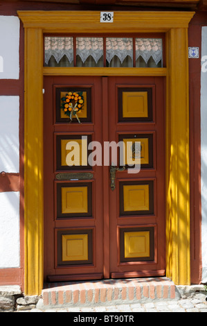 Dekorative Hölzerne Eingangstür, Wernigerode, Deutschland. -Dekorative hölzerne Eingangstür, Wernigerode, Deutschland. Stockfoto