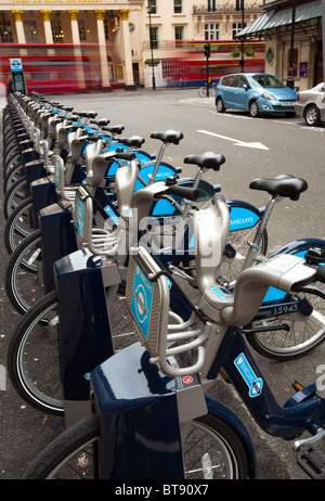 England, Greater London, City of Westminster. London. Barclays Cycle Hire docking-Station befindet sich in der Nähe von Theatre Royal Haymarket Stockfoto