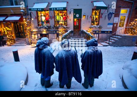 Christmas Carolers auf Rue du Petit Champlain in unteren Old Quebec City, Kanada Stockfoto