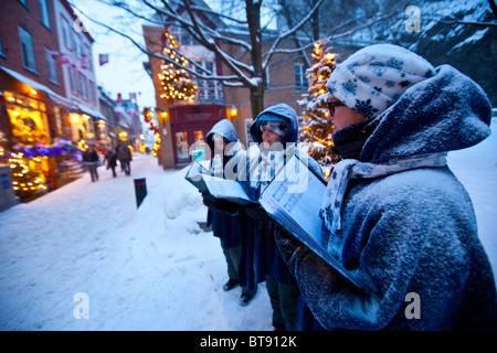 Christmas Carolers auf Rue du Petit Champlain in unteren Old Quebec City, Kanada Stockfoto