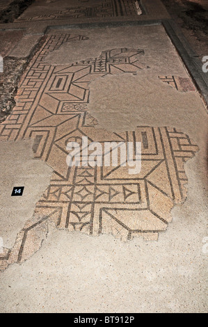 Schwarz / weiß 1.Jahrhundert Mosaikboden mit 3D-Effekt. Fishbourne Roman Palace. Stockfoto