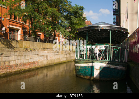 Die Rochdale Kanal mit schwimmenden Bar in der Canal Street, in der Nähe von Stadtzentrum von Manchester.  Manchester, England, Vereinigtes Königreich. Stockfoto