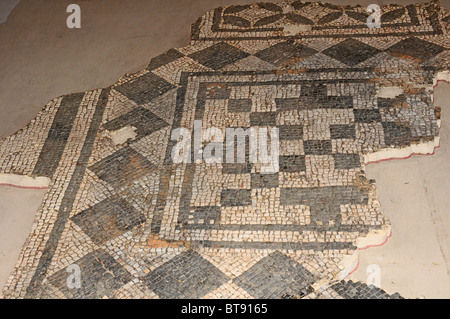 Schwarze und Weiße geometrische Mosaik an Fishbourne Roman Palace. West Sussex, England. Stockfoto