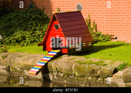 Eine bunte Duck House am Rochdale Kanal in der Nähe von Stadtzentrum von Manchester.  Manchester, England, Vereinigtes Königreich Stockfoto