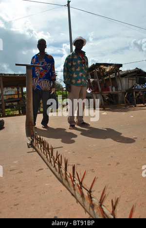 Straßensperre in der Nähe von Guiglo in Côte d ' Ivoire. Armee, Polizei und zivilen Milizen Mann Straßensperren landesweit Stockfoto